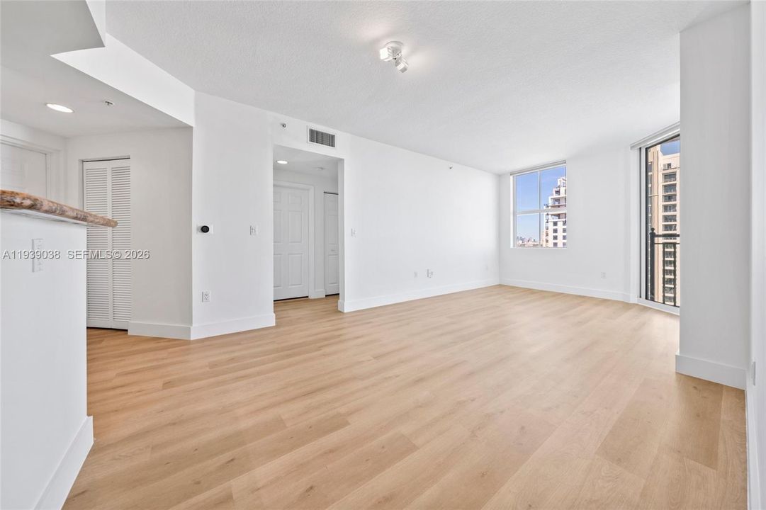 For Sale: $565,000 (2 beds, 2 baths, 932 Square Feet)