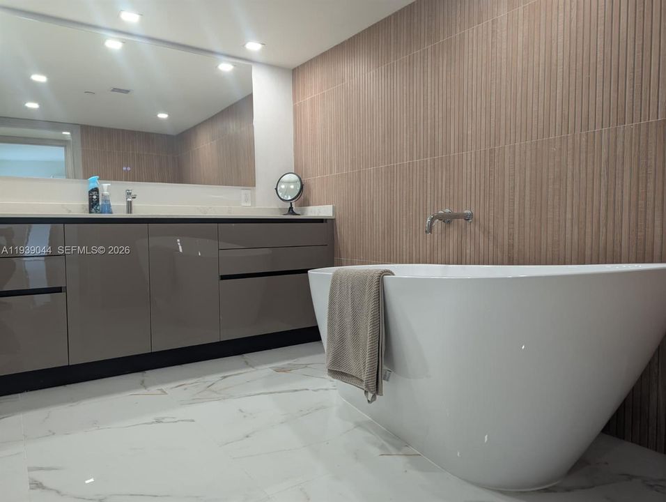 出租: $6,000 (3 贝兹, 2 浴室, 1600 平方英尺)