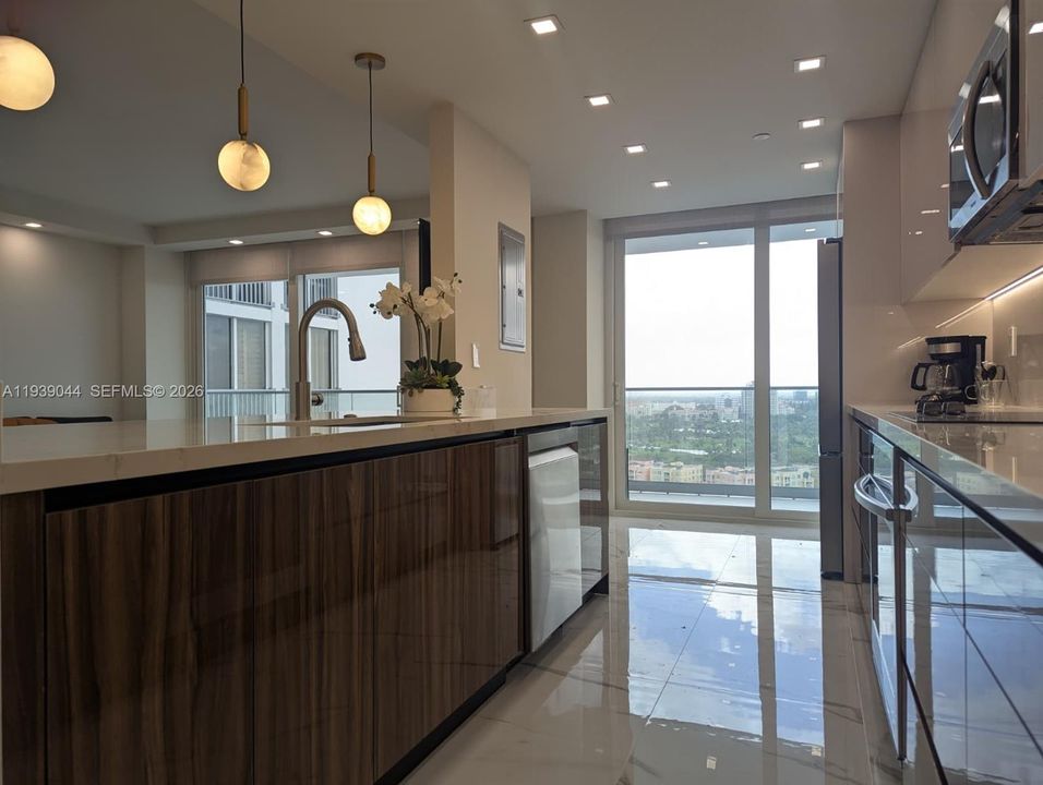 出租: $6,000 (3 贝兹, 2 浴室, 1600 平方英尺)