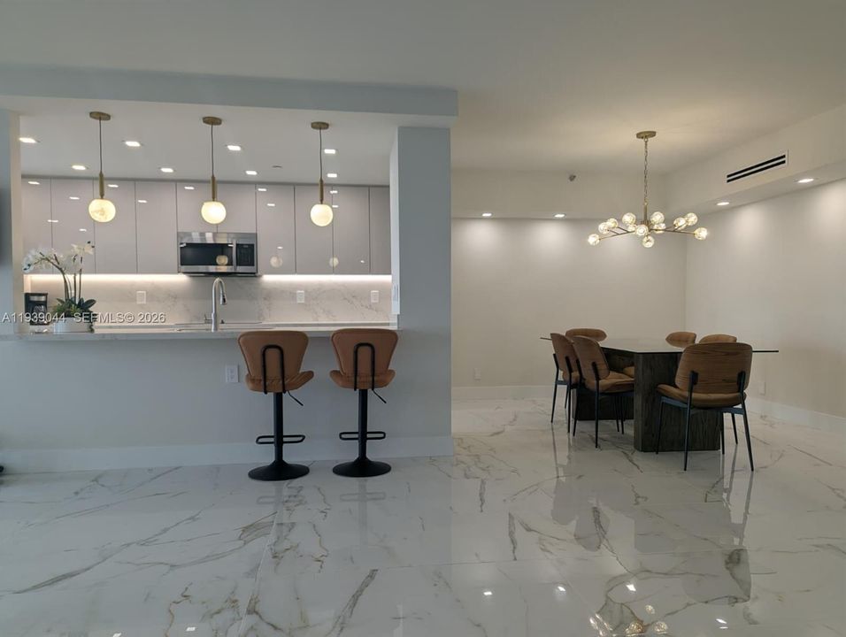 出租: $6,000 (3 贝兹, 2 浴室, 1600 平方英尺)