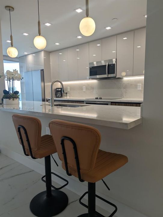 出租: $6,000 (3 贝兹, 2 浴室, 1600 平方英尺)