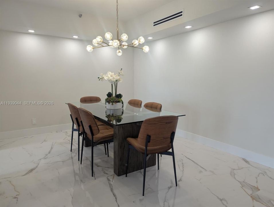 出租: $6,000 (3 贝兹, 2 浴室, 1600 平方英尺)