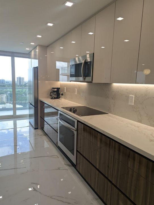 出租: $6,000 (3 贝兹, 2 浴室, 1600 平方英尺)