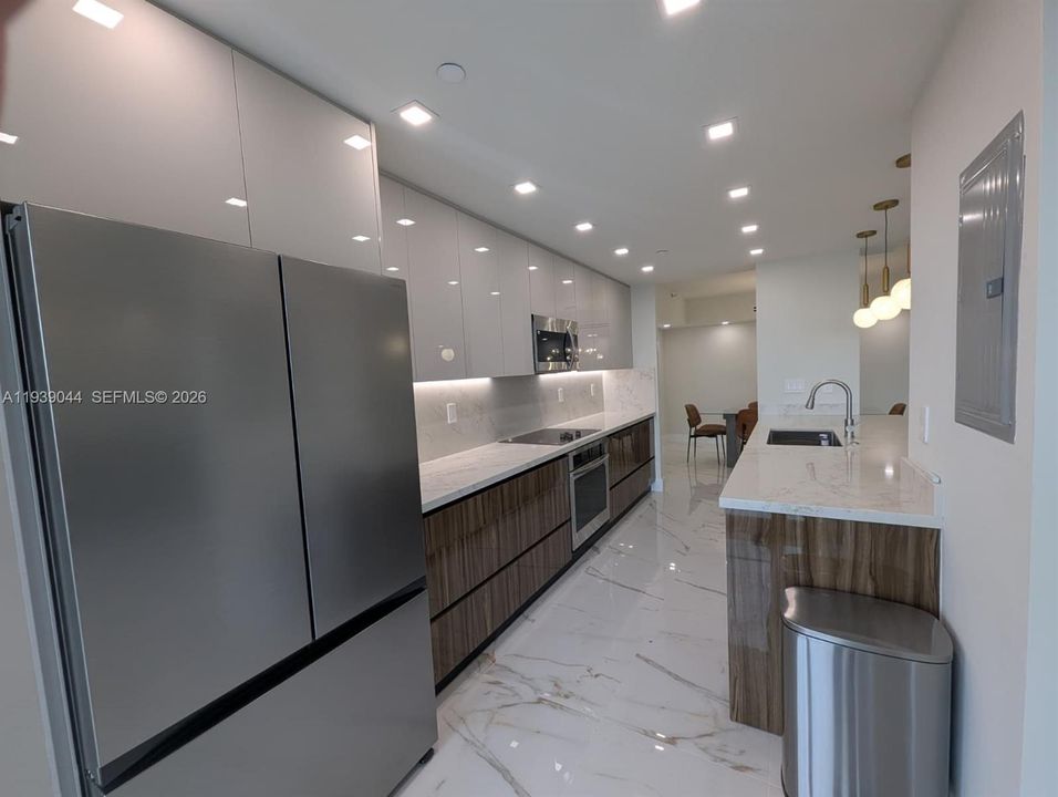 出租: $6,000 (3 贝兹, 2 浴室, 1600 平方英尺)