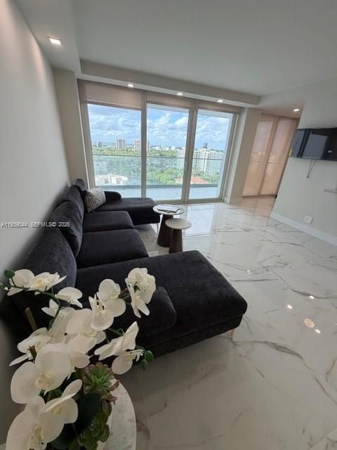 出租: $6,000 (3 贝兹, 2 浴室, 1600 平方英尺)