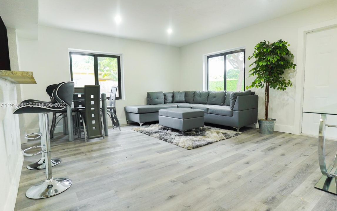 For Rent: $2,650 (2 beds, 1 baths, 750 Square Feet)