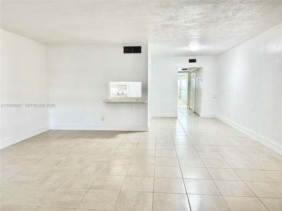 For Rent: $1,800 (1 beds, 1 baths, 991 Square Feet)