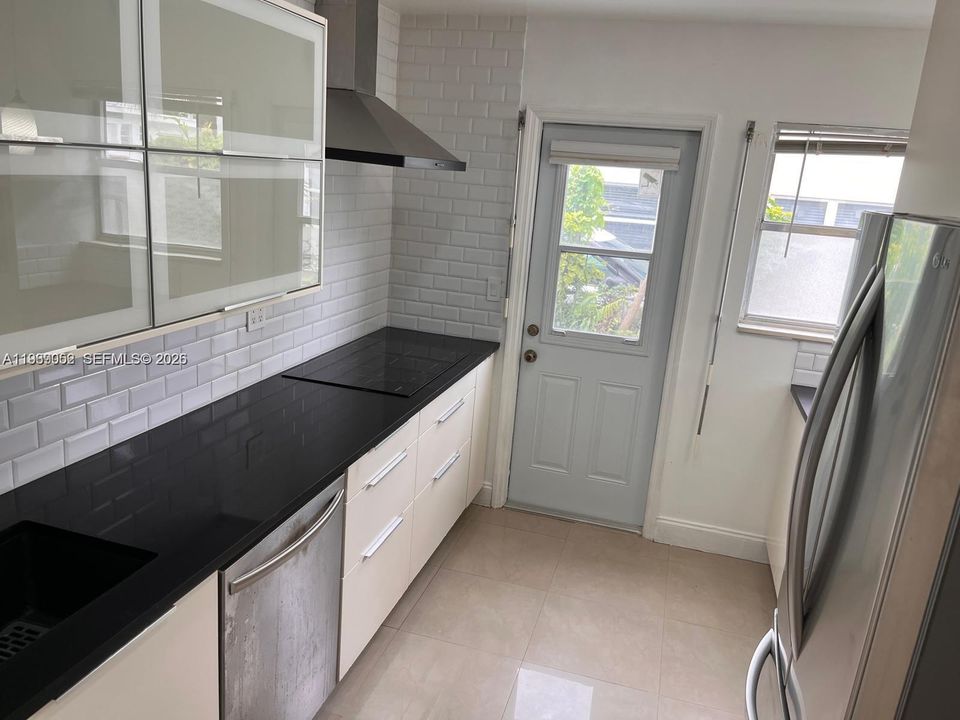 For Sale: $360,000 (2 beds, 1 baths, 552 Square Feet)