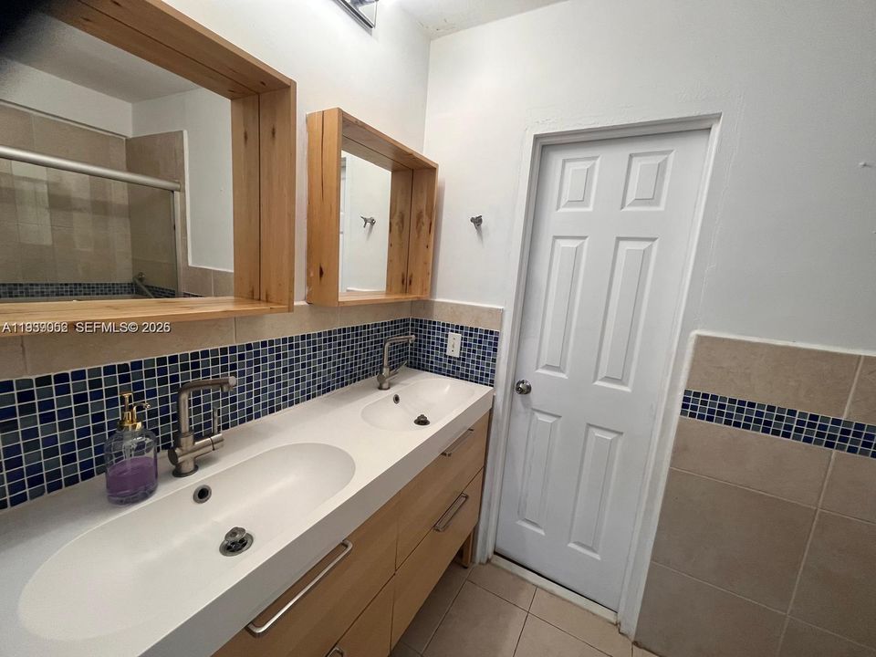 For Sale: $360,000 (2 beds, 1 baths, 552 Square Feet)