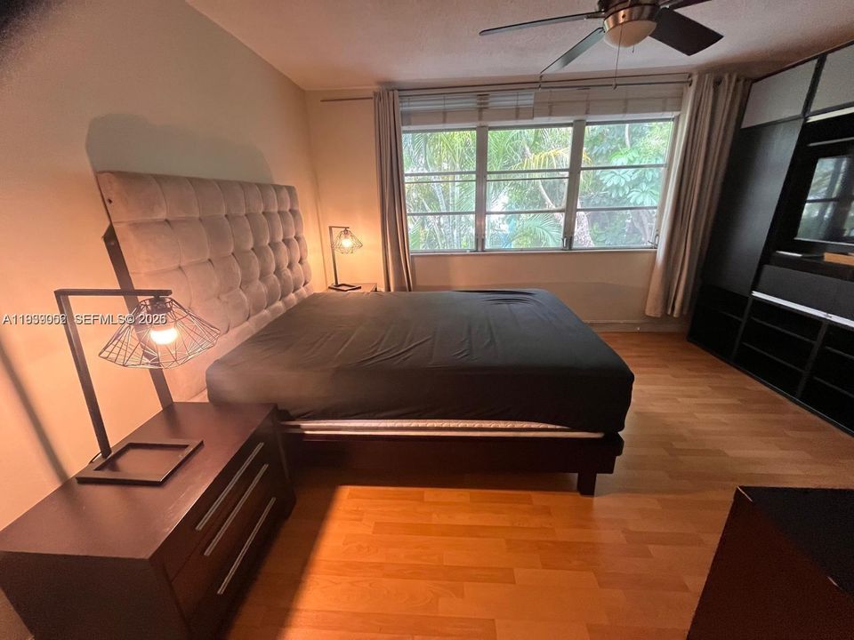 For Sale: $360,000 (2 beds, 1 baths, 552 Square Feet)