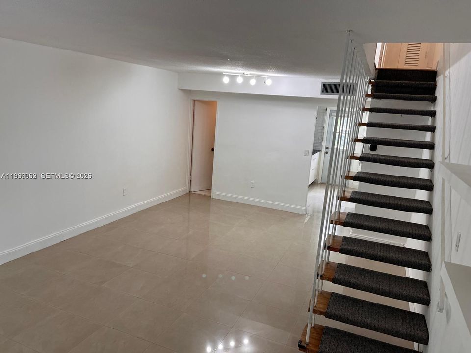 For Sale: $360,000 (2 beds, 1 baths, 552 Square Feet)