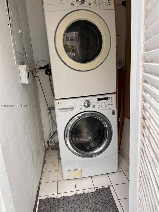 For Sale: $360,000 (2 beds, 1 baths, 552 Square Feet)