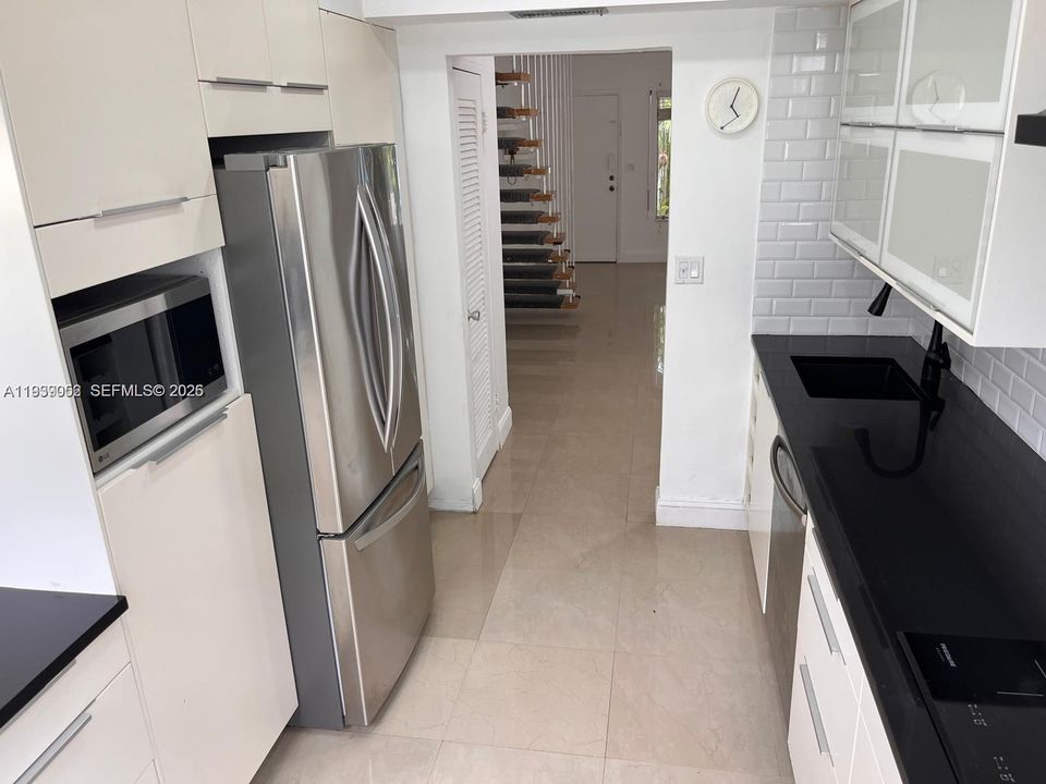 For Sale: $360,000 (2 beds, 1 baths, 552 Square Feet)