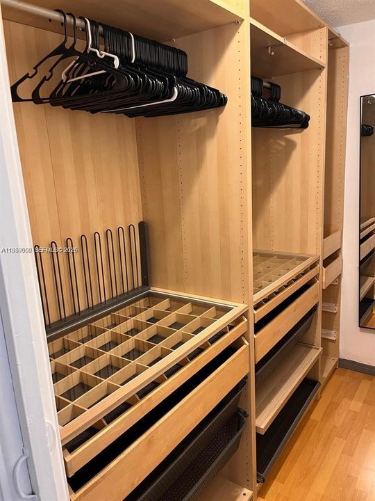 For Sale: $360,000 (2 beds, 1 baths, 552 Square Feet)