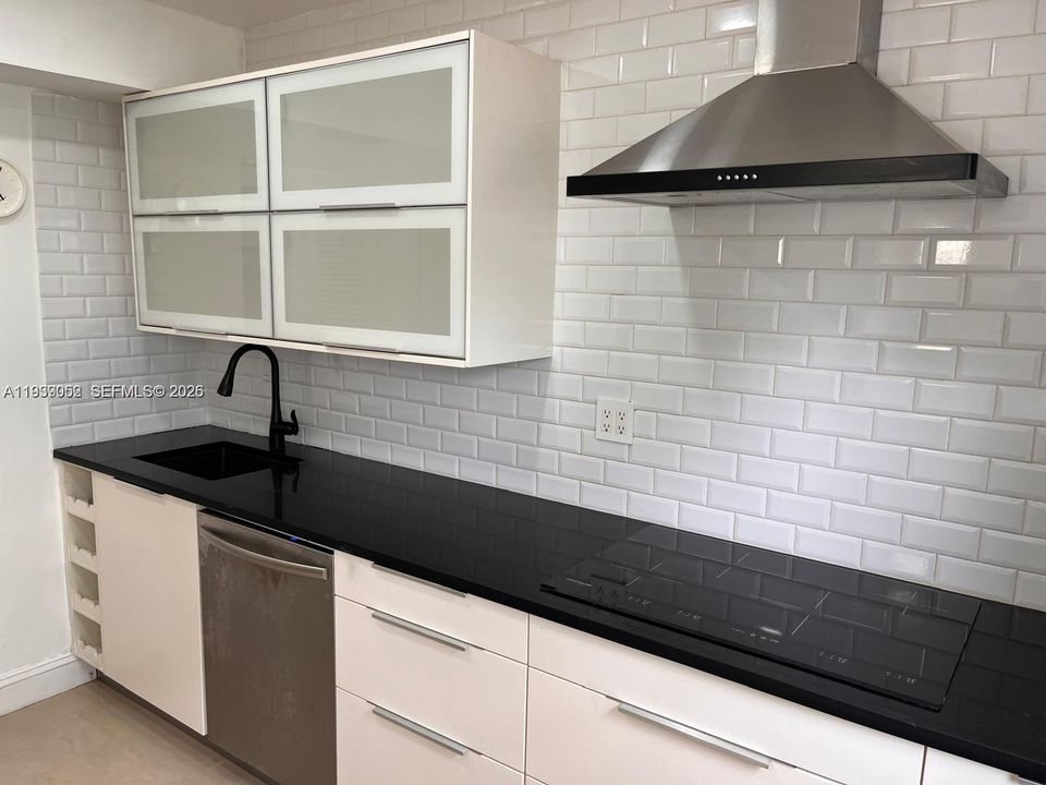 For Sale: $360,000 (2 beds, 1 baths, 552 Square Feet)