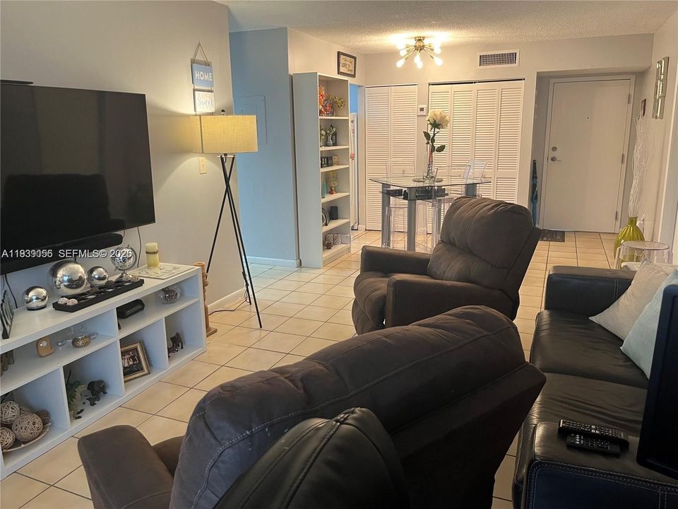 En Venta: $320,000 (2 camas, 2 baños, 992 Pies cuadrados)