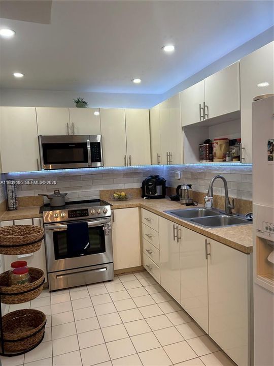 En Venta: $320,000 (2 camas, 2 baños, 992 Pies cuadrados)