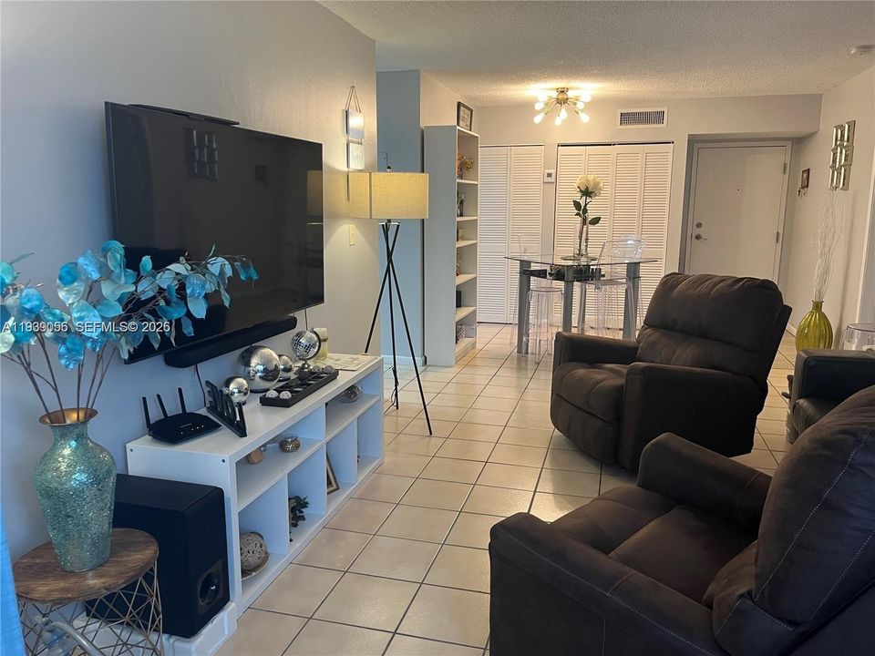 En Venta: $320,000 (2 camas, 2 baños, 992 Pies cuadrados)