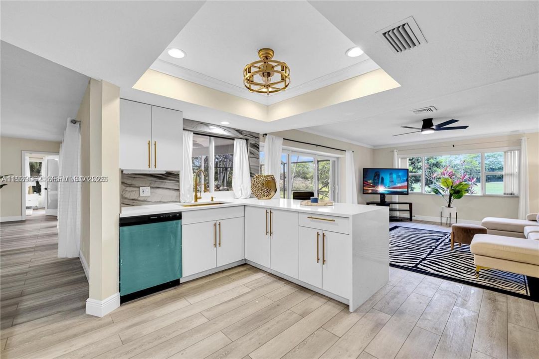 En Venta: $785,000 (4 camas, 3 baños, 2392 Pies cuadrados)