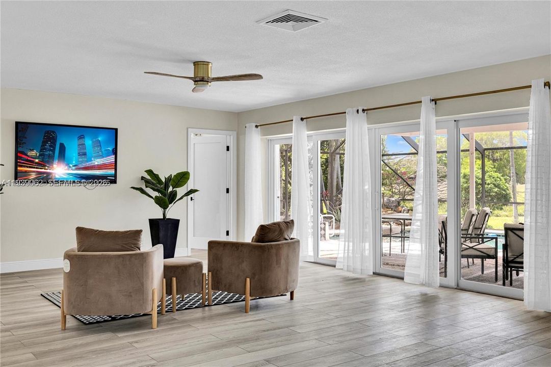 En Venta: $785,000 (4 camas, 3 baños, 2392 Pies cuadrados)