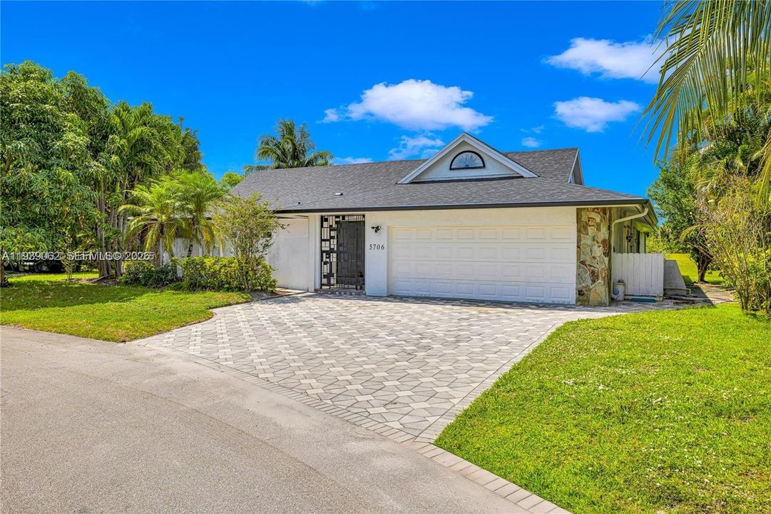 En Venta: $785,000 (4 camas, 3 baños, 2392 Pies cuadrados)