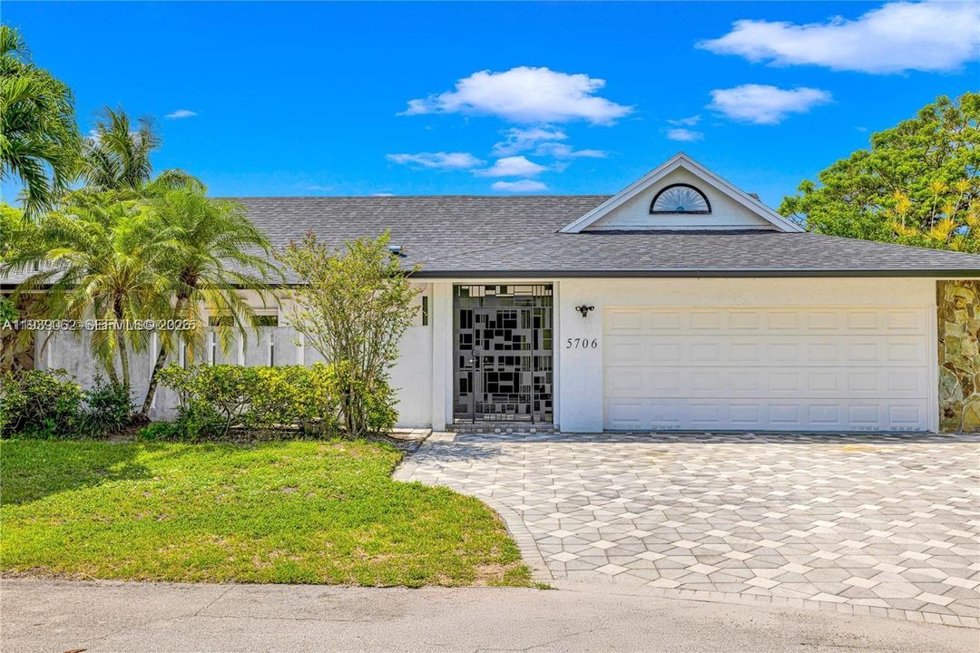 En Venta: $785,000 (4 camas, 3 baños, 2392 Pies cuadrados)