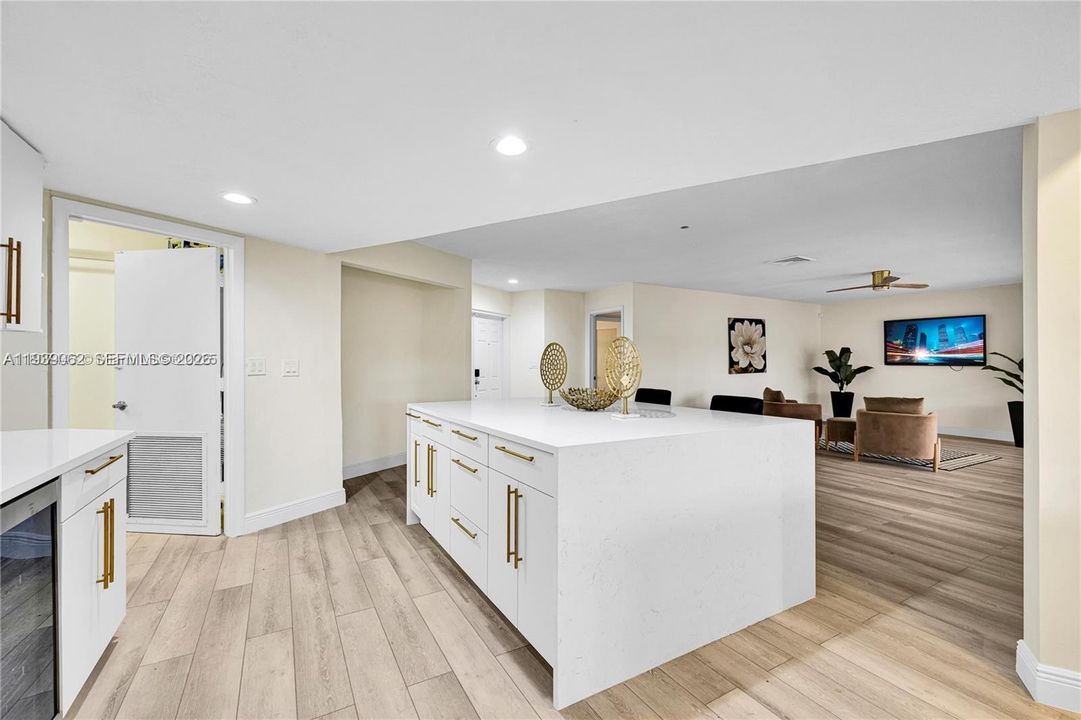 En Venta: $785,000 (4 camas, 3 baños, 2392 Pies cuadrados)