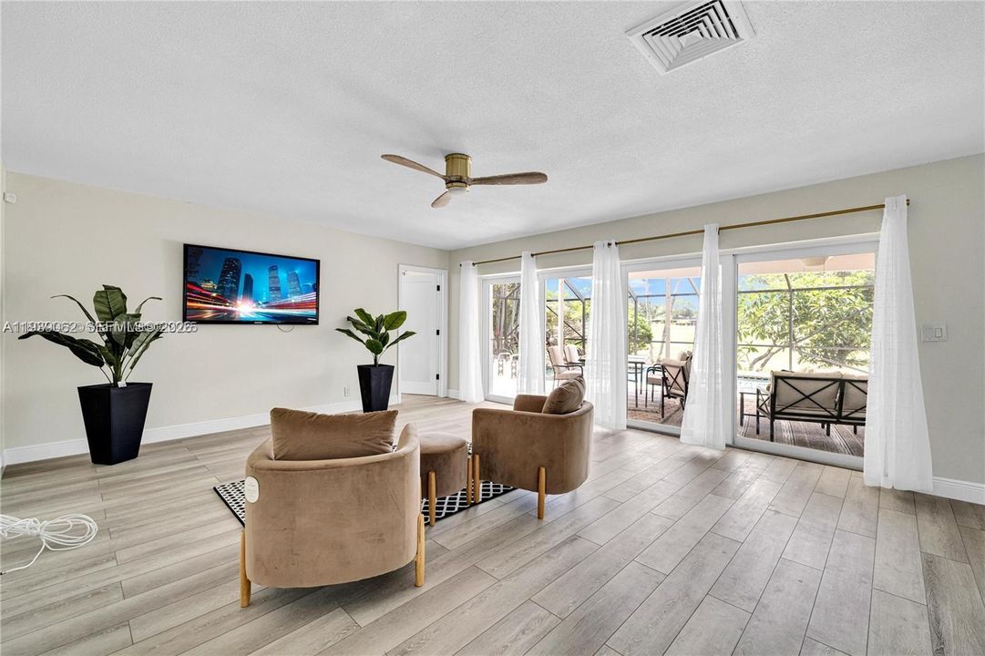 En Venta: $785,000 (4 camas, 3 baños, 2392 Pies cuadrados)