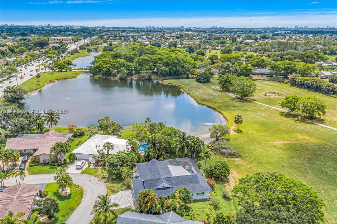 En Venta: $785,000 (4 camas, 3 baños, 2392 Pies cuadrados)