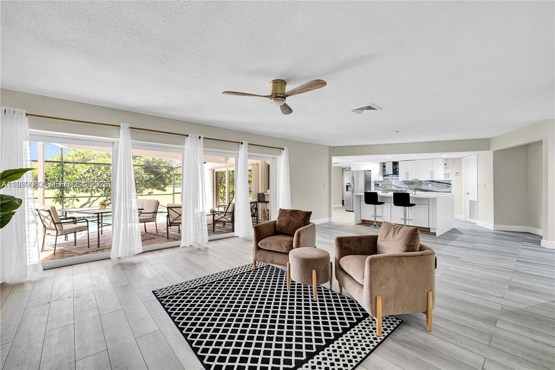 En Venta: $785,000 (4 camas, 3 baños, 2392 Pies cuadrados)