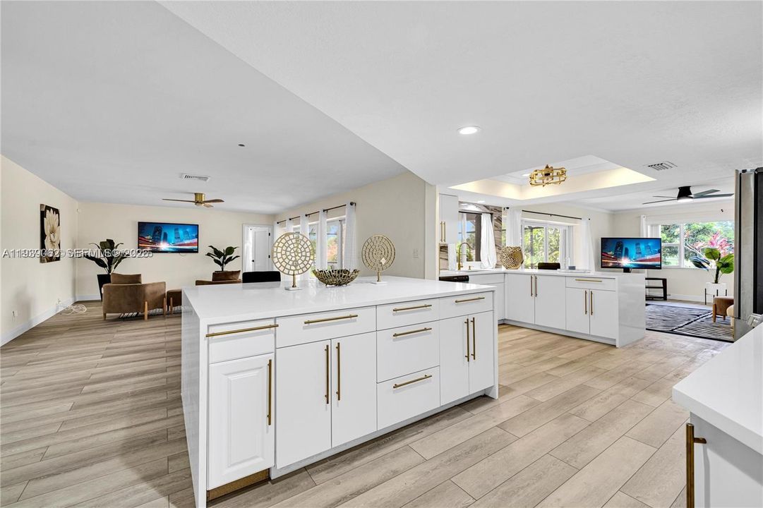 En Venta: $785,000 (4 camas, 3 baños, 2392 Pies cuadrados)