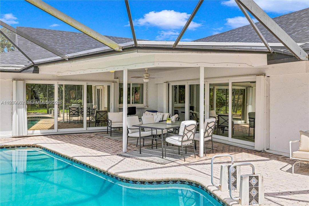 En Venta: $785,000 (4 camas, 3 baños, 2392 Pies cuadrados)