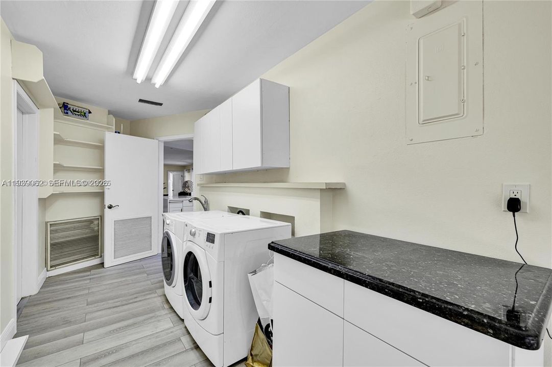 En Venta: $785,000 (4 camas, 3 baños, 2392 Pies cuadrados)