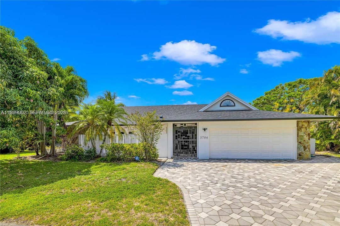 En Venta: $785,000 (4 camas, 3 baños, 2392 Pies cuadrados)