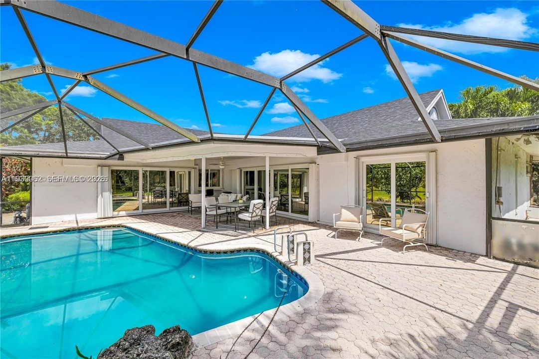 En Venta: $785,000 (4 camas, 3 baños, 2392 Pies cuadrados)