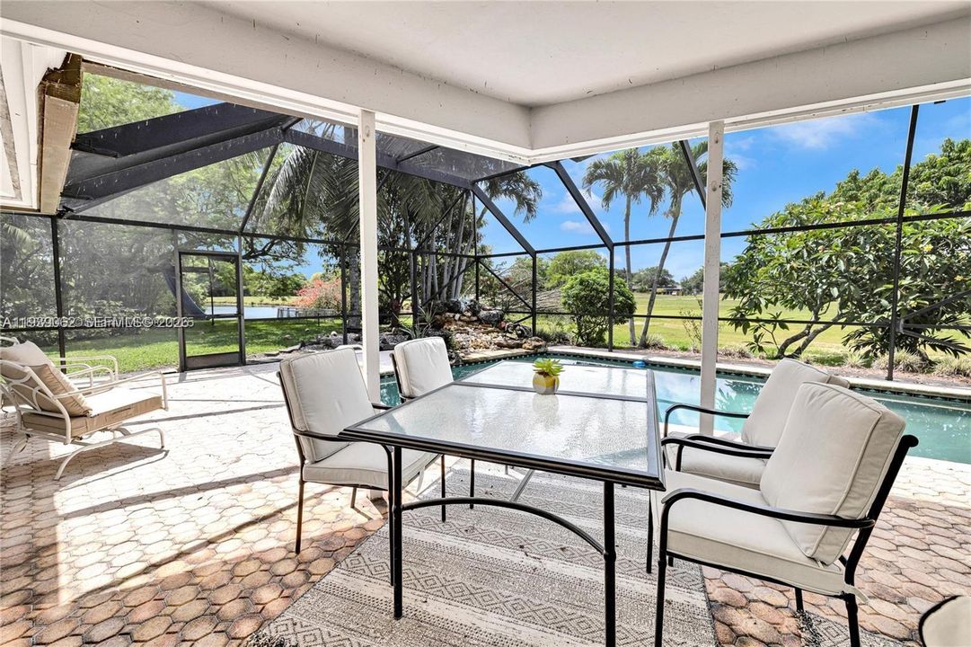 En Venta: $785,000 (4 camas, 3 baños, 2392 Pies cuadrados)