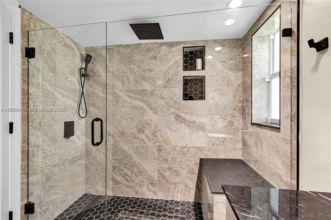 En Venta: $785,000 (4 camas, 3 baños, 2392 Pies cuadrados)