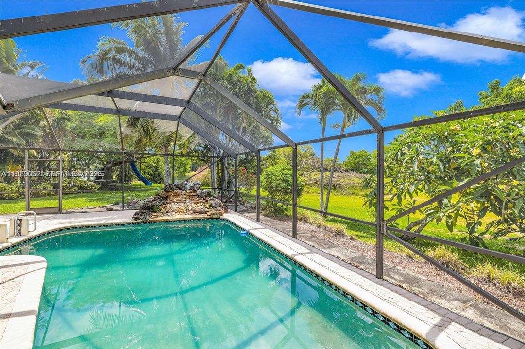 En Venta: $785,000 (4 camas, 3 baños, 2392 Pies cuadrados)