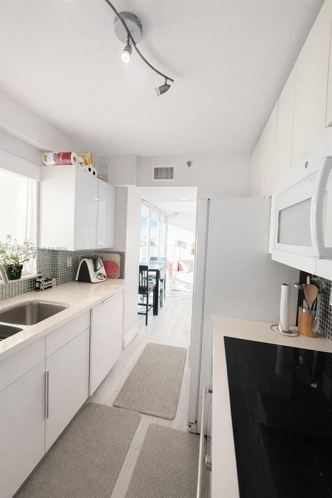 For Sale: $620,000 (2 beds, 2 baths, 950 Square Feet)