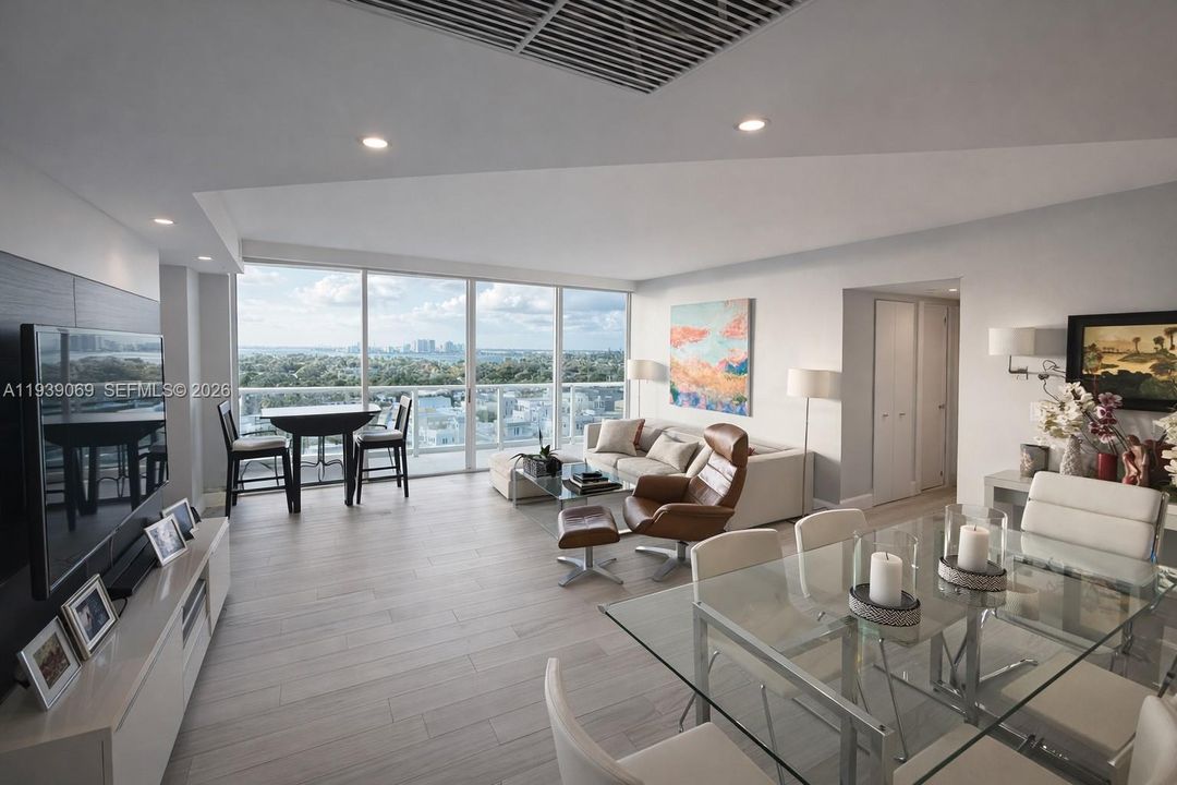 For Sale: $620,000 (2 beds, 2 baths, 950 Square Feet)