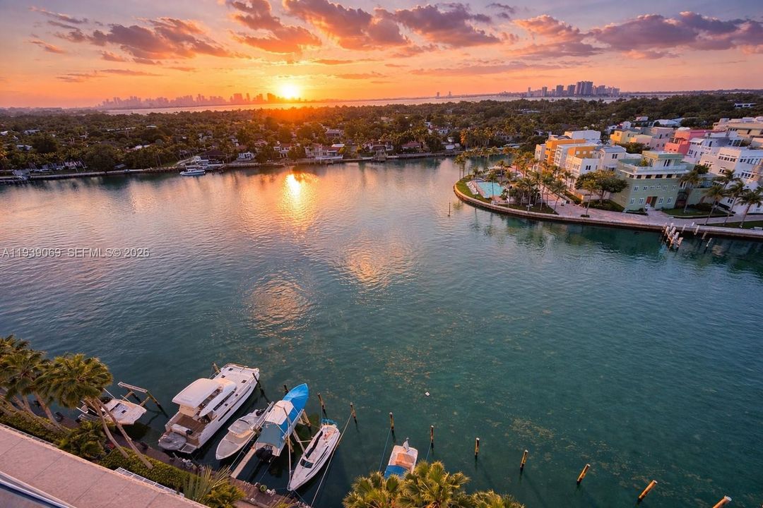 For Sale: $620,000 (2 beds, 2 baths, 950 Square Feet)