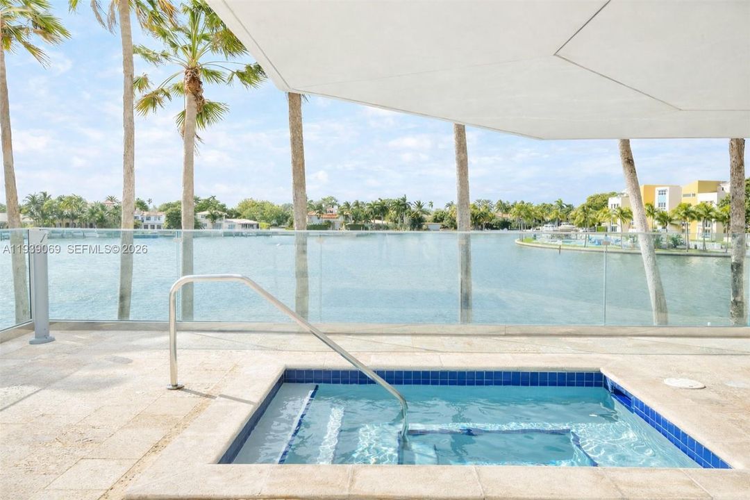 For Sale: $620,000 (2 beds, 2 baths, 950 Square Feet)