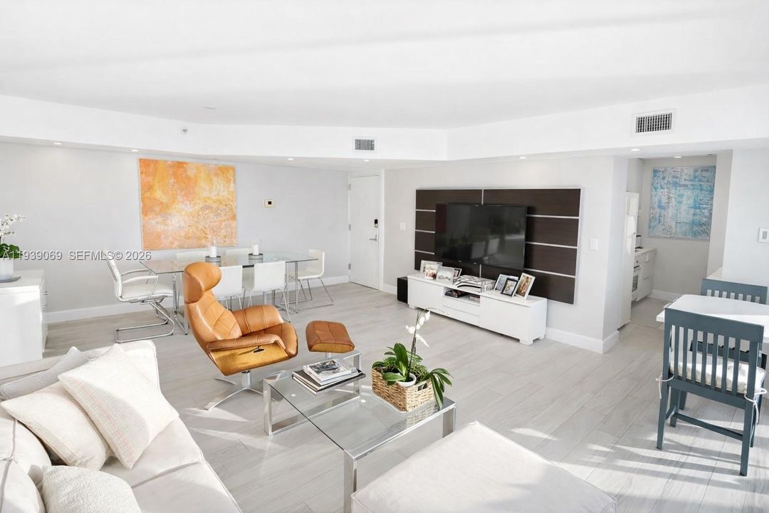 For Sale: $620,000 (2 beds, 2 baths, 950 Square Feet)