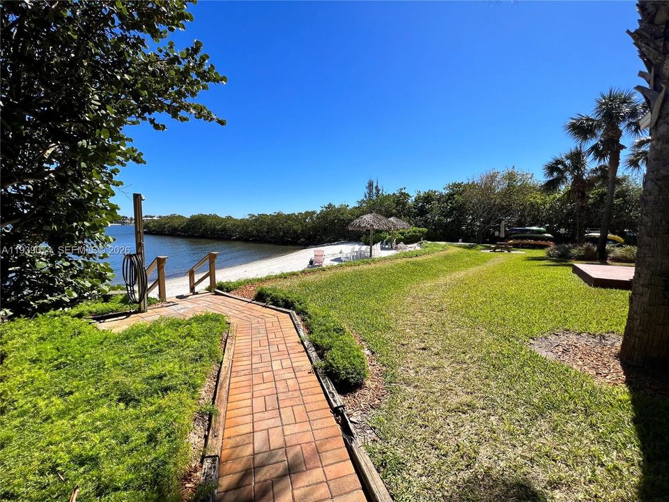 For Rent: $2,200 (2 beds, 1 baths, 867 Square Feet)