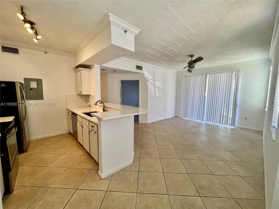 For Rent: $2,200 (2 beds, 1 baths, 867 Square Feet)