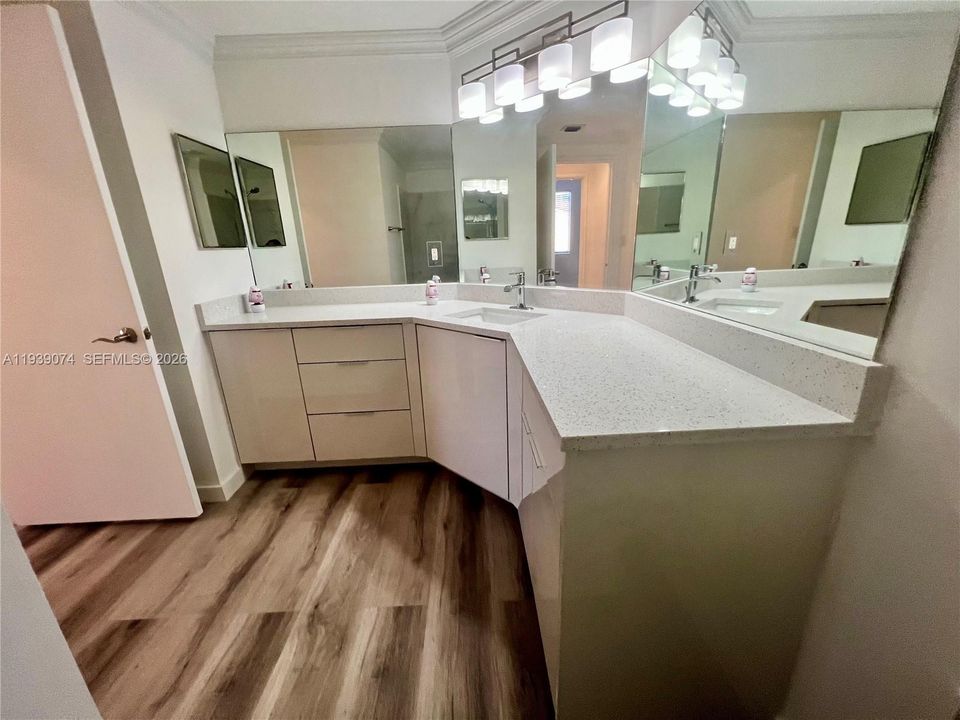 For Rent: $2,200 (2 beds, 1 baths, 867 Square Feet)