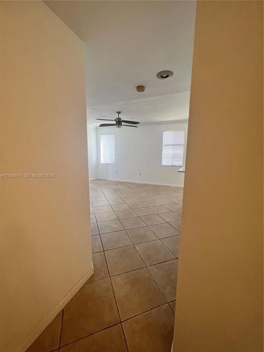 For Rent: $2,200 (2 beds, 1 baths, 867 Square Feet)
