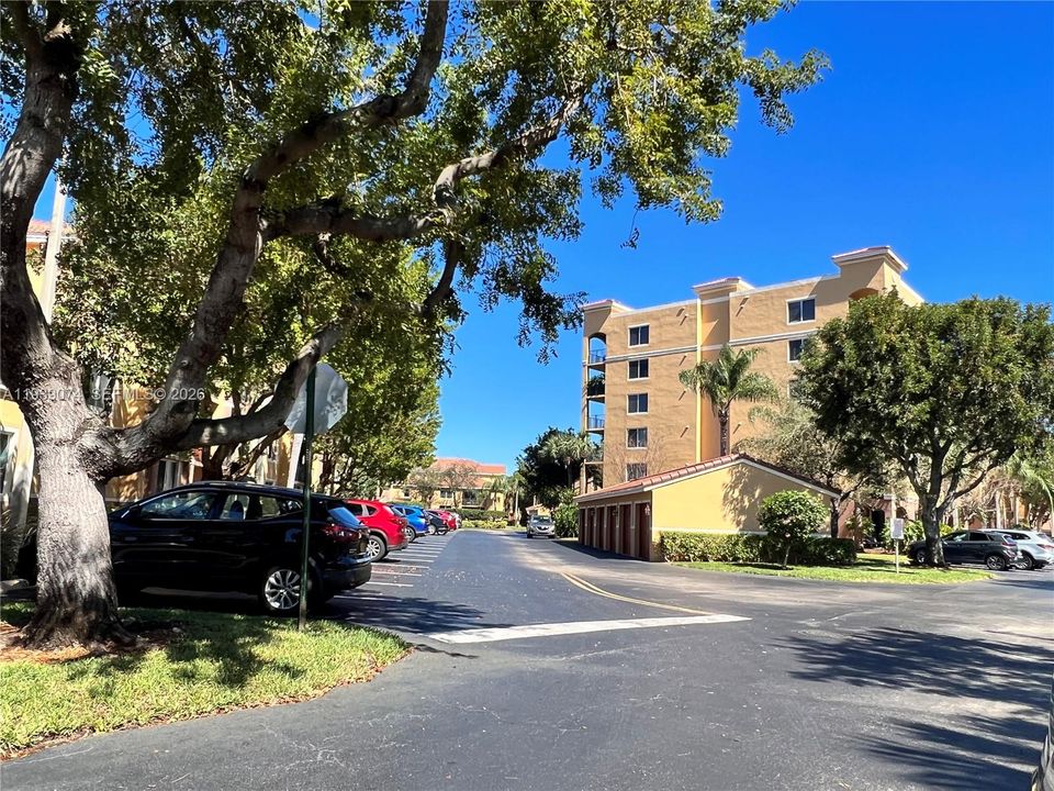 For Rent: $2,200 (2 beds, 1 baths, 867 Square Feet)