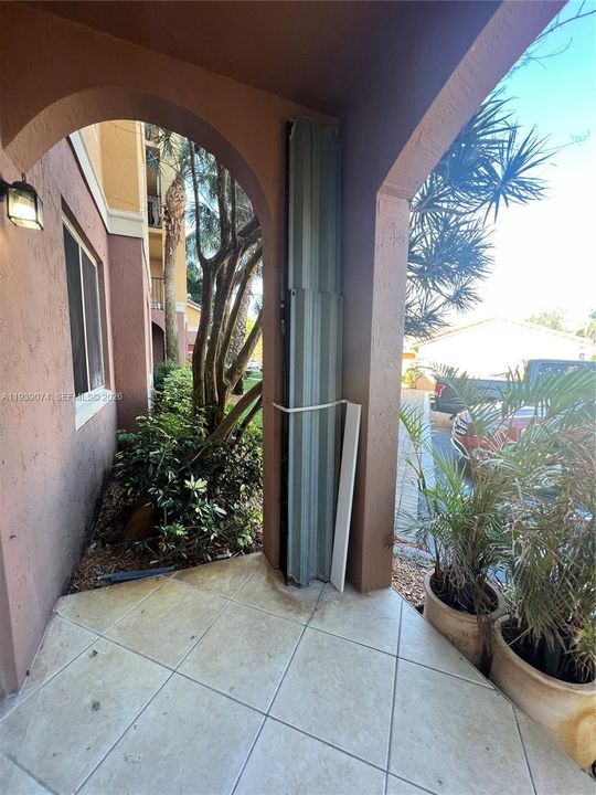 For Rent: $2,200 (2 beds, 1 baths, 867 Square Feet)