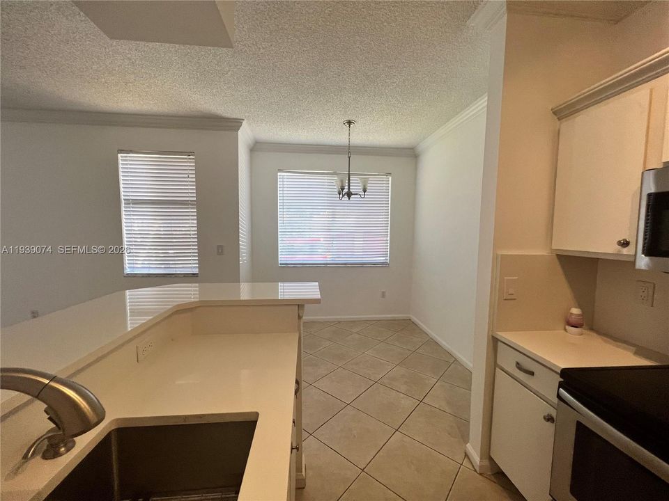 For Rent: $2,200 (2 beds, 1 baths, 867 Square Feet)